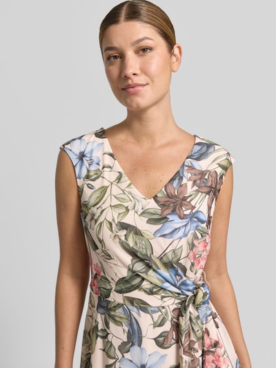 Vrouwenmodel draagt Fit and Flare cocktailjurk met all-over motief van Vera Mont, kleurrijke bloemenprint, Nahaufnahme bovenlichaam.