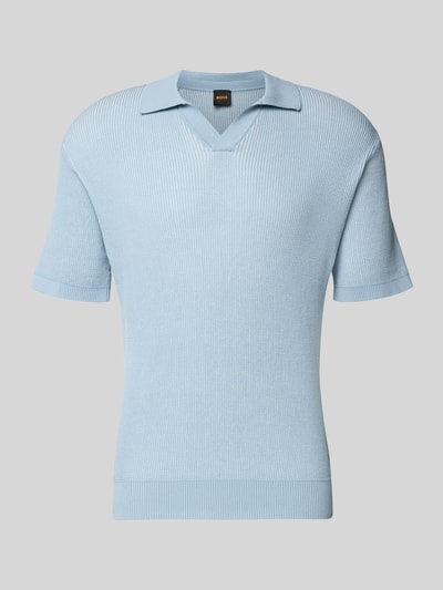 Produktfoto, Regular Fit Poloshirt aus reiner Baumwolle Modell 'ARAVOLO' von BOSS Orange in Hellblau, Strickoptik mit Polokragen, V-Ausschnitt, kurzem Arm und geripptem Abschluss, Label Patch, Rippstrick-Struktur, Material reine Baumwolle