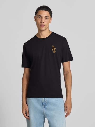 Męski model nosi Regular Fit T-Shirt aus reiner Baumwolle Modell 'BREWY' von JACK & JONES, czarna bawełna, nadruk z napisem, Długość tyłu w rozmiarze M: 68 cm, Ganzkörperansicht von vorne