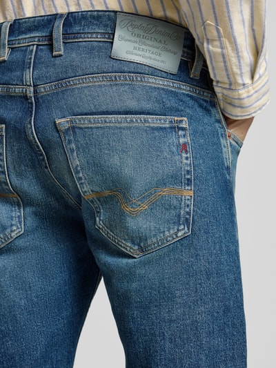 Mężczyznamodel nosi Regular Fit Jeans im 5-Pocket-Design Modell 'Grover' od Replay, niebieski denim, Szerokość w rozmiarze 32/32: 43 cm, Długość nogawki wewnętrznej: 80 cm, krój regular fit, ujęcie z tyłu zbliżenie na biodra