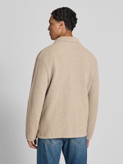 Männermodel trägt Cardigan aus Baumwoll-Mix von Closed in Beige mit Strukturmuster, lockere Passform, Umlegekragen, Ganzkörperansicht Rückansicht. Kontext: Herren Cardigan aus Baumwoll-Mix, lockere Passform, durchgehende Knopfleiste, Strukturmuster, Umlegekragen, Rückenlänge bei Größe M 70 cm, Schulterbreite 47 cm, Ärmellänge 67 cm.