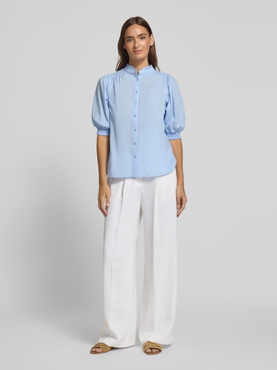 Frauenmodel trägt Regular Fit Bluse mit Stehkragen Modell 'CALISTE' von Soyaconcept in Hellblau mit Puffärmel, Knopfleiste, Reine Baumwolle, Rückenlänge 59 cm, Ärmellänge 38 cm, Ganzkörperansicht von vorne.