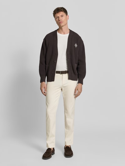 Männermodel trägt Slim Fit HOSE mit Eingrifftaschen Modell 'Tybalt 5' von g1920, Baumwoll-Lyocell-Mix, Soft Touch, Ganzkörperansicht von vorne.