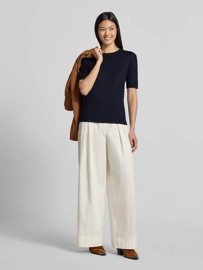 Frauenmodel trägt Regular Fit Pullover in Strick-Optik Modell "LULS" von ICHI, Viskose-Mix, navy, Kurzarm, Rundhalsausschnitt, Ganzkörperansicht von vorne.
