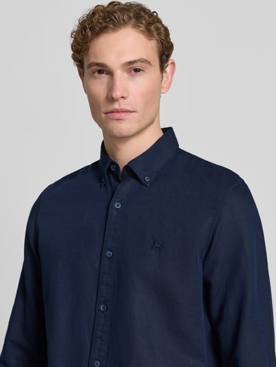 Männermodel trägt Regular Fit Freizeithemd aus Leinen-Baumwoll-Mix von Lerros in Dunkelblau, Button-Down-Kragen, Nahaufnahme Oberkörper. Rückenlänge bei Größe M 75 cm, Schulterbreite 43 cm, Ärmellänge 69 cm, Knopfleiste.