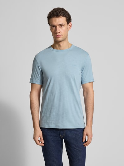 Męski model nosi Regular Fit T-Shirt aus strukturierter Baumwolle Modell 'TEGOOD' od BOSS Orange, krój regular fit, gładki, bawełna, jasnoniebieski, nadruk z logo, okrągły dekolt, krótki rękaw, całkowity widok z przodu.