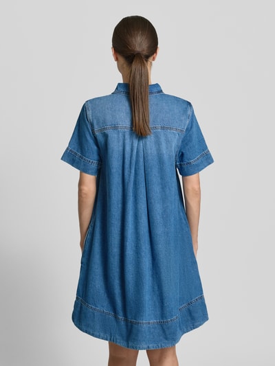 Vrouwenmodel draagt knielang denimjurk van puur katoen, recht model, kentkraag, korte drukknoopsluiting, MSCH Copenhagen, model 'Turo Alena', ruglengte maat S 89 cm, borstwijdte 44 cm, mouwlengte 24 cm, effen blauw, gladde structuur, rugaanzicht volledig lichaam