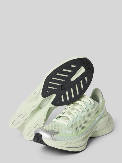 Produktfoto, Sneaker mit Schnürverschluss von Salomon in hellem Mintgrün mit strukturierter Sohle und Mesh-Textur, Label-Print sichtbar.