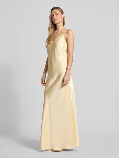 Modelka nosi 'Abendkleid aus Satin mit Spaghettiträgern' od Jake*s Cocktail, satyna, prosty krój, długa sukienka, dekolt w serek, cienkie ramiączka, długość tyłu w rozmiarze 36: 136 cm, szerokość klatki piersiowej w rozmiarze 36: 43 cm, jasny jednolity kolor, gładka powierzchnia, całkowity widok z przodu.