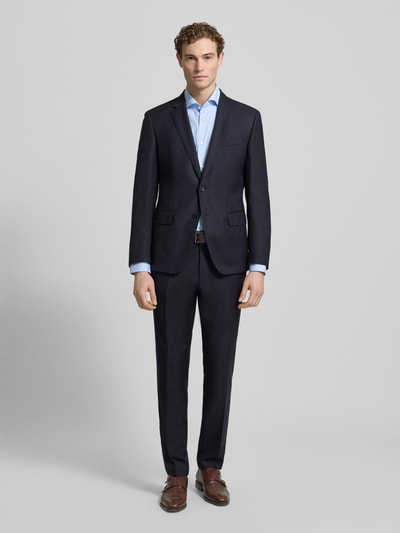 Männermodel trägt Regular Fit Businesshemd aus reiner Baumwolle Modell 'JOE' von BOSS, strukturiert, Ganzkörperansicht von vorne.