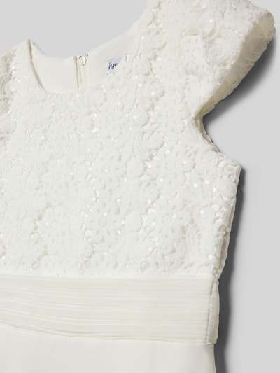 Mädchen trägt Kleid mit Taillenband und Kappärmeln von Happy Girls, weiße Allover-Stitchings, Pailletten, Rundhalsausschnitt, Nahaufnahme Oberkörper