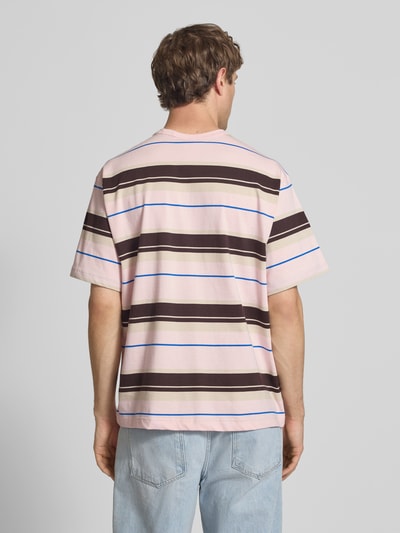 Männermodel trägt Regular Fit T-Shirt aus reiner Baumwolle von adidas Originals, mehrfarbig, Gestreift, Logo-Stitching, Feinripp, Ganzkörperansicht Rückansicht.