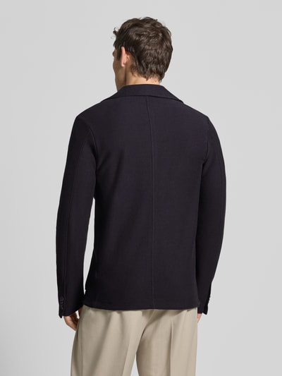 Männermodel trägt slim fit 2-knoops colbert Model 'LENTINI' van CINQUE, puur katoen met structuurpatroon, reverskraag, opgestikte zakken, ruglengte maat M 74 cm, schouderbreedte 52 cm, mouwlengte 68 cm, donkerblauw, recht silhouet, ganzkörperansicht rückansicht.