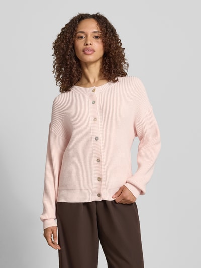 Frauenmodel trägt Regular Fit Strickjacke aus Viskose-Mix Modell 'LENI' von VILLA SOPHIE, Optik: Unifarben, Ganzkörperansicht von vorne.