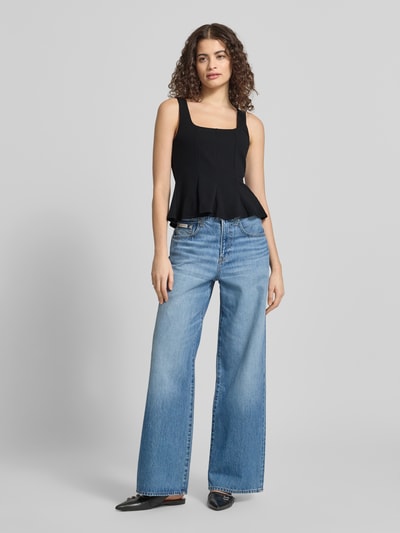 Modelka nosi Slim Fit Top in Falten-Optik von Gina Tricot w czerni, elastyczna mieszanka materiałów, krój slim fit, plisy, krój bez rękawów, długość tyłu w rozmiarze S: 50 cm, widok całej sylwetki z przodu.