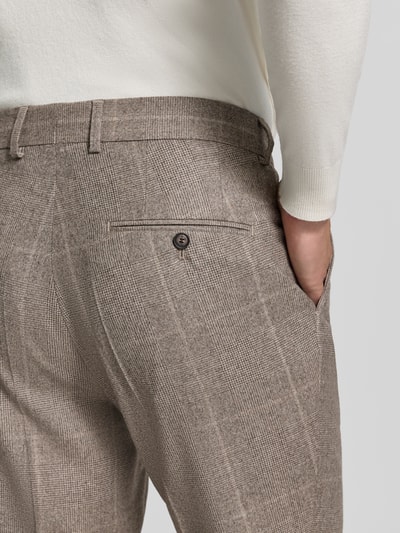 Männermodel trägt Slim Fit Anzughose aus reiner Schurwolle Modell 'C-Huge' von BOSS, feines Karo-Muster in Beige, Nahaufnahme Rückansicht, Herren Anzughose von BOSS