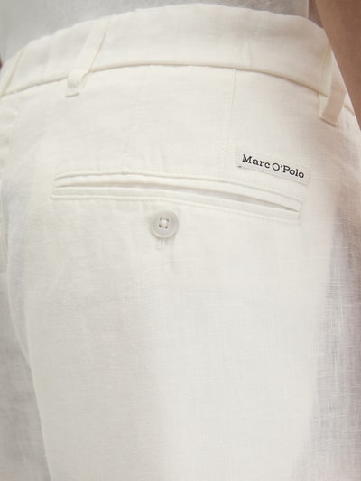 Mannenmodel draagt Leinenhose Modell 'OSBY JOGGER PLEATS' van Marc O'Polo in effen kleuren, detailopname bovenbeen, materiaal: linnen, pasvorm: tapered fit, boord elastisch, bandplooi, knoop- en ritssluiting, steekzakken voor, paspelzak met knoop achter.