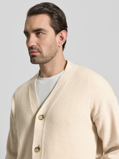 Männermodel trägt Regular Fit Strickjacke aus reiner Schurwolle Modell 'C-UCONE' von BOSS, Optik: Unifarben, Nahaufnahme Oberkörper.