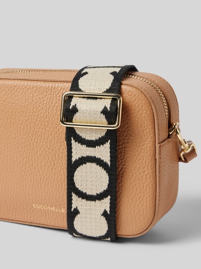 Coccinelle Crossbody Bag aus Leder mit Label-Print Camel 3