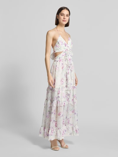 Frauenmodel trägt Regular Fit Midikleid mit Rüschenbesatz von ADLYSH, floraler Allover-Print, V-Ausschnitt, Halterneck, Rückenausschnitt, Falten-Optik, Weiß mit rosa und lila Akzenten, Ganzkörperansicht von vorne. Rückenlänge bei Größe S: 126 cm, Brustweite: 30 cm.