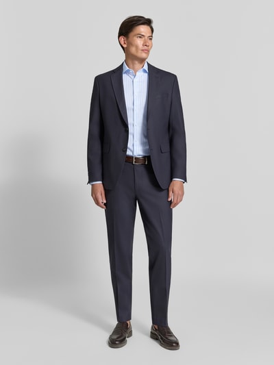 Männermodel trägt Modern Fit Businesshemd aus reiner Baumwolle von OLYMP in Hellblau mit feinen Streifen, Ganzkörperansicht von vorne, Herren Businesshemd von OLYMP.