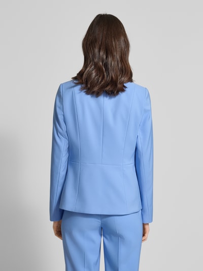 Modelka kobieca nosi Slim Fit Blazer mit Reverskragen von Betty Barclay, elastyczna mieszanka materiałów, krój slim fit, listwa z 2 guzikami, kołnierz z połami, nakładane kieszenie, długość tyłu w rozmiarze 36: 62 cm, szerokość w rozmiarze 36: 35 cm, długość rękawów w rozmiarze 36: 61 cm, jasnoniebieski, gładka tekstura, widok całej sylwetki od tyłu.
