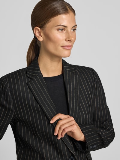 Frauenmodel trägt Regular Fit Longblazer aus Leinen mit Pattentaschen von Lauren Ralph Lauren in Schwarz mit Nadelstreifen, Nahaufnahme Oberkörper.