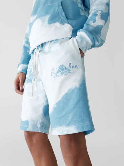 Blue Sky Inn Sweatshorts in Batik-Optik Hellblau 3