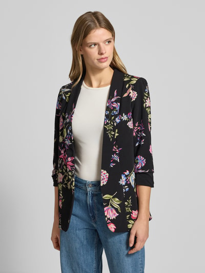 Kobieta modelka nosi Regular Fit Longblazer z wzorem na całej powierzchni Model 'BOSELLA' od Pieces, kołnierz z połami, rękaw o dł. 3/4, poduszki na ramionach, tkana faktura, kolor czarny z kolorowymi wzorami, efekt: wzór na całej powierzchni, Ganzkörperansicht z przodu.