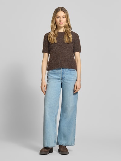 Kobiece modelka nosi Loose Fit Jeans aus Baumwoll-Lyocell-Mix Modell 'ASTRAEAAS' od Armedangels, stylizowana na denim, krój loose fit, średni stan, naszywka z logo, 5 kieszeni, zapięcie na guzik i ukryty zamek błyskawiczny, mieszanka bawełny i lyocellu, jasnoniebieski kolor, gładka faktura, widok całej sylwetki z przodu.