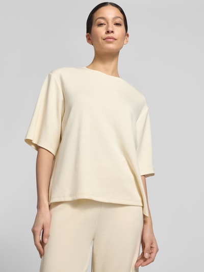 Modelka kobieca nosi T-Shirt mit Rundhalsausschnitt od Soyaconcept w kolorze kremowym, materiał z domieszką modalu, relaxed fit, z przodu, zbliżenie na górną część ciała.