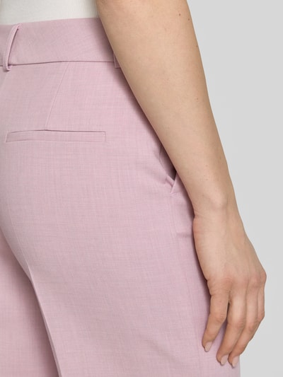 Frauenmodel trägt Regular Fit Weite Hose mit Viskose-Anteil Modell 'RITA' von Selected Femme in zartem Rosa, Melange-Optik, Nahaufnahme Hüfte.