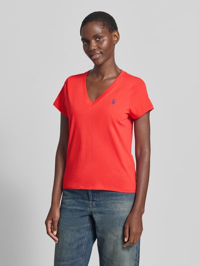Frauenmodel trägt Regular Fit T-Shirt aus reiner Baumwolle von Polo Ralph Lauren in Optik: Unifarben mit Logo-Stitching, V-Ausschnitt, Ärmelform: Kurzarm, Materialverarbeitung: Jersey, Nahaufnahme Oberkörper.