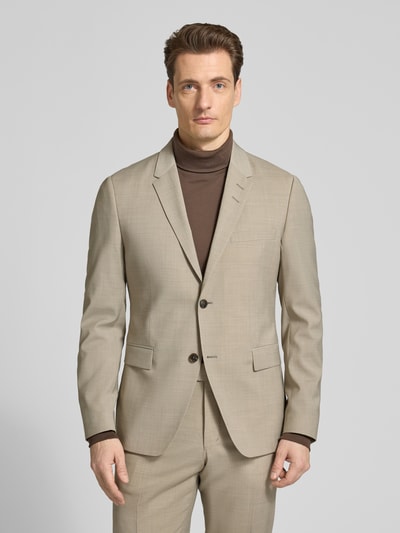 Männermodel trägt Regular Fit Anzugjacke mit Woll-Anteil Modell 'Jamie' von Tiger Of Sweden in Beige mit Reverskragen, Ganzkörperansicht von vorne. Elastischer Material-Mix, 2-Knopfleiste, Pattentaschen.
