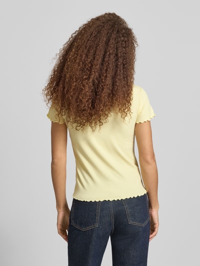 Frauenmodel trägt Slim Fit T-Shirt mit Viskose-Anteil Modell 'NICCA' von Pieces, Optik: Unifarben, Rippstruktur, Ganzkörperansicht Rückansicht.