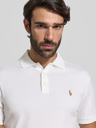 Männermodel trägt Poloshirt mit Label-Stitching von Polo Ralph Lauren in Weiß, Reine Baumwolle, Regular-Fit, Nahaufnahme Oberkörper.