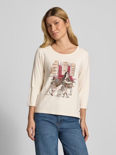 Vrouwenmodel draagt T-Shirt aus Viskose-Mix mit Motiv-Print und 3/4-Arm van monari, regular fit, viscosemix met stretch, ronde hals, 3/4-mouw, ruglengte maat 36: 57 cm, crèmekleurig met gekleurde print, gladde stof, vooraanzicht bovenlichaam