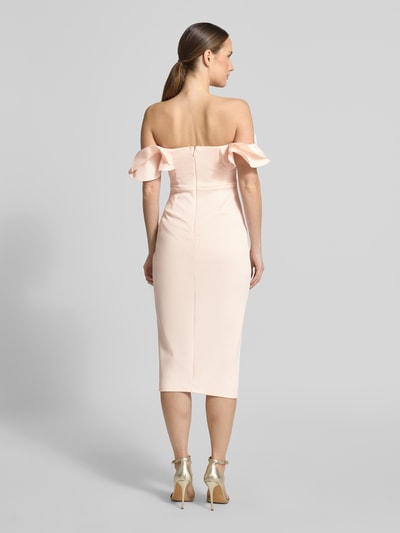 Frauenmodel trägt Slim Fit Midikleid mit Gehschlitz von Lipsy in zartem Rosaton, Elastischer-Material-Mix, Ärmelloses-Design, Rückenlänge 112 cm, Brustweite 30 cm, Ganzkörperansicht Rückansicht.