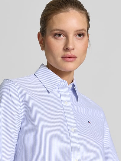 Frauenmodel trägt Relaxed Fit Hemdbluse aus reiner Baumwolle von Tommy Hilfiger, Optik: Unifarben, Logo-Detail, Nahaufnahme Oberkörper