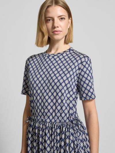 Frauenmodel trägt Tailliertes Freizeitkleid aus reiner Baumwolle Modell 'FASCINO' von Weekend Max Mara in Optik:Allover-Muster, Nahaufnahme Oberkörper.