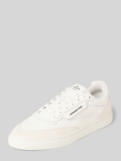 Produktfoto, Sneaker aus echtem Leder mit Logo-Detail von Copenhagen in Weiß mit abgerundeter Passform, Schnürverschluss, Absatzhöhe 3 cm, Schafthöhe 8 cm, Schaftweite 9 cm, dezente Struktur und glatte Textur.