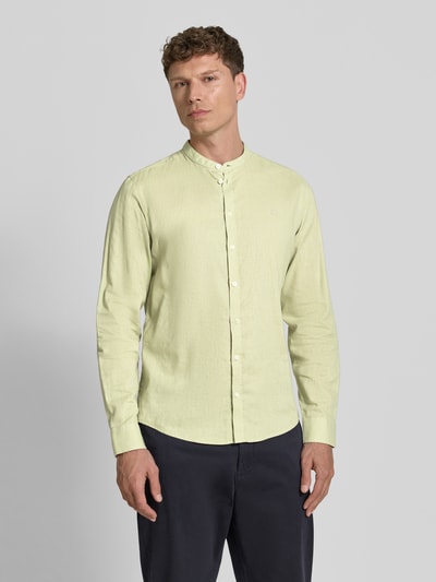 Männermodel trägt Slim Fit Freizeithemd mit Stehkragen Modell 'Anton' von Casual Friday, Seide-Baumwoll-Mix, hellgelb, Ganzkörperansicht von vorne.