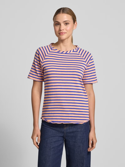 Frauenmodel trägt Regular Fit T-Shirt mit Rundhalsausschnitt von Smith and Soul, Reine Baumwolle, Rollsaum, Rückenlänge 55 cm, Ganzkörperansicht von vorne.