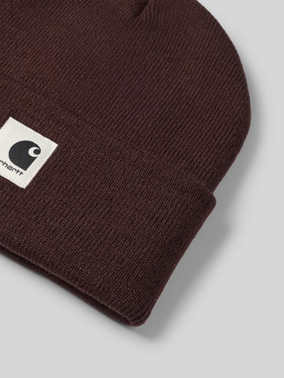 Produktfoto, dunkelbraune Beanie mit Label-Patch Modell 'Ashley' von Carhartt Work In Progress, grobe Strickstruktur, breiter Umschlag