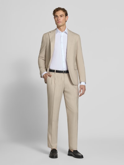 Männermodel trägt Straight Fit Hose mit Viskose-Anteil von MCNEAL in Beige, elastischer Material-Mix, Bügelfalten, Ganzkörperansicht von vorne.