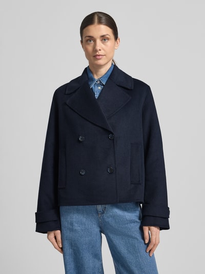 Frauenmodel trägt Kurzmantel mit Reverskragen und Eingrifftaschen von Stefanel, dunkelblau, Material-Mix mit Leinen, Zweireiher, Regular Fit, Ganzkörperansicht von vorne.