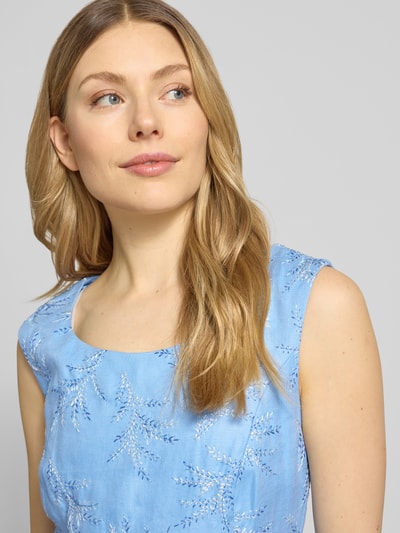 Frauenmodel trägt Knielanges Etuikleid mit Stitchings von WHITE LABEL in Hellblau mit floralen Stitchings, Rundhalsausschnitt, Nahaufnahme Oberkörper, Gerader-Schnitt, Rückenlänge 99 cm, Brustweite 42 cm bei Größe 36.