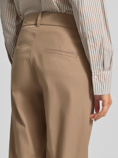 Frauenmodel trägt Regular Fit Chino aus Baumwoll-Mix Modell 'CALIFORNIA' von Cambio in Beige mit Gesäßtaschen, Detailaufnahme Rückansicht.
