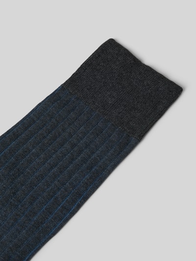 Produktfoto, Socken aus reiner Baumwolle Modell 'Shadow' von Falke, wadenlang, feiner Rippenstrick in Dunkelblau und Schwarz, zweifarbige Rippstruktur, verstärkte Belastungszonen, verlängerter Komfortbund