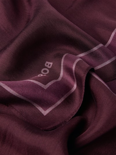 Productfoto, glanzend bordeaux sjaal met lichte rand en BOSS logo, fijne zijde textuur, Tuch aus reiner Seide model 'VIVENCY' van BOSS, Dames sjaal